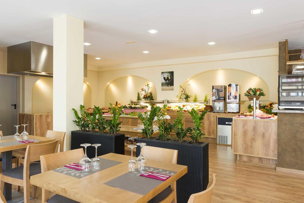 Hotel Nura & 4*